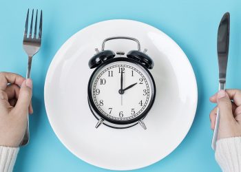 Nutricionista revela horário ideal de jantar para quem quer emagrecer