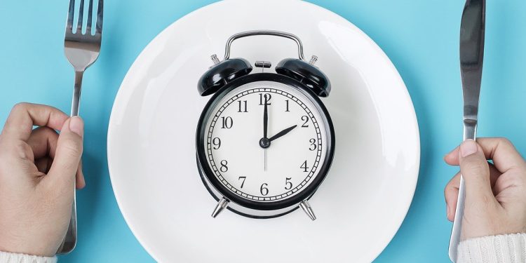 Nutricionista revela horário ideal de jantar para quem quer emagrecer