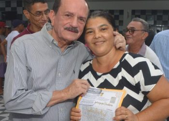 São José de Ribamar: Prefeito dr. Julinho entrega títulos de propriedade para famílias de Ribamar