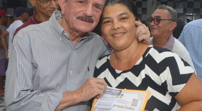 São José de Ribamar: Prefeito dr. Julinho entrega títulos de propriedade para famílias de Ribamar