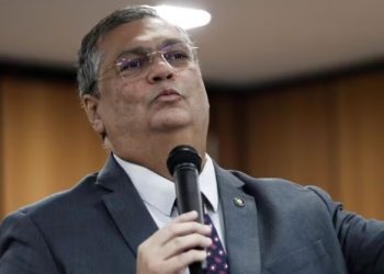 Lula exonera Flávio Dino do Ministério da Justiça e o nomeia para ministro do STF