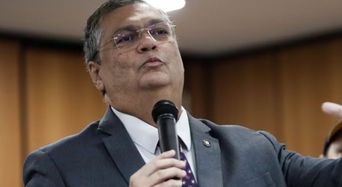 Lula exonera Flávio Dino do Ministério da Justiça e o nomeia para ministro do STF