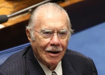 Ex-presidente José Sarney tem fraturas após sofrer queda em Brasília