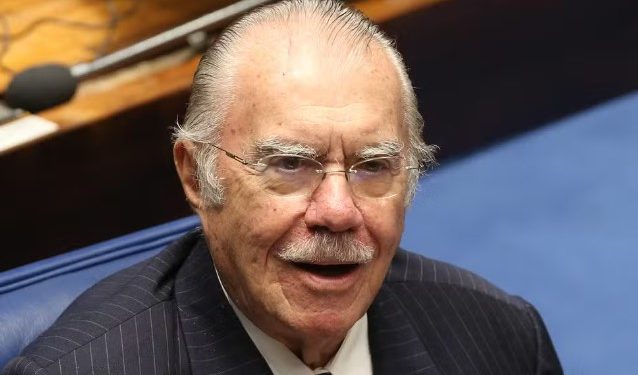 Ex-presidente José Sarney tem fraturas após sofrer queda em Brasília