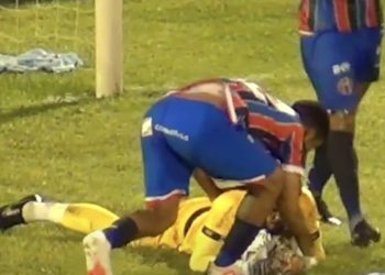 Jogador parabeniza goleiro por defesa, toca com a mão na bola e origina pênalti bizarro na Copa do Nordeste