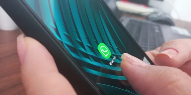 Empréstimo pelo WhatsApp: confira três bancos que liberam crédito pessoal pelo app