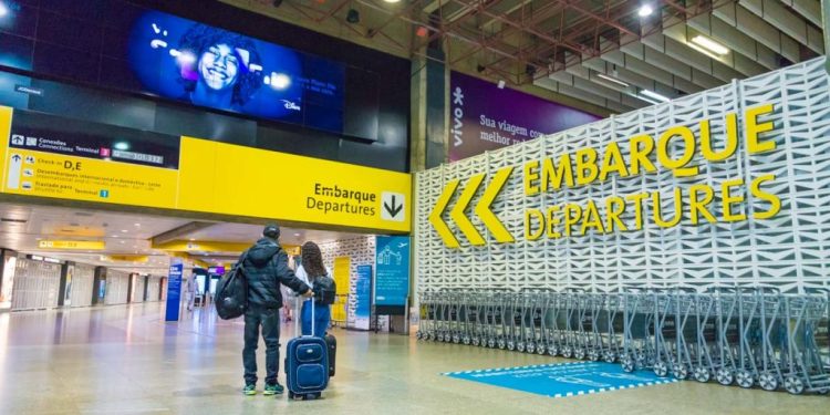 Brasileira de apenas 20 anos foi presa no Aeroporto de Guarulhos antes de embarcar para o exterior no fim de semana