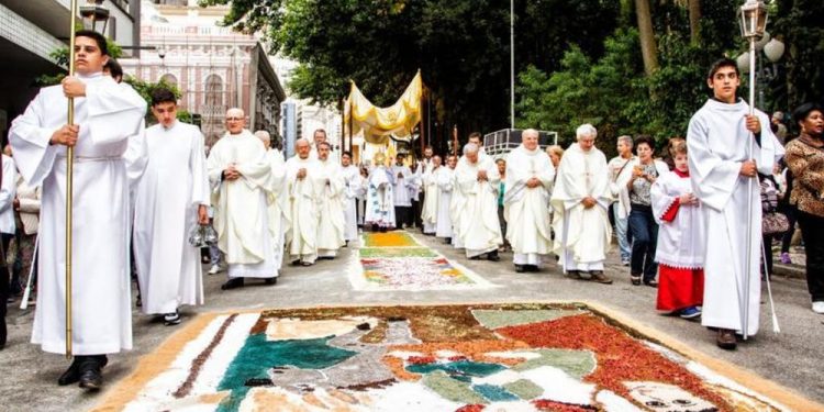 Corpus Christi é feriado ou ponto facultativo? Entenda origem da data e como funciona no Brasil