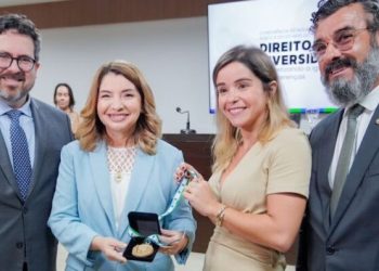 Iracema Vale é homenageada com Medalha Liberdade e profere palestra sobre presença feminina em espaços de poder