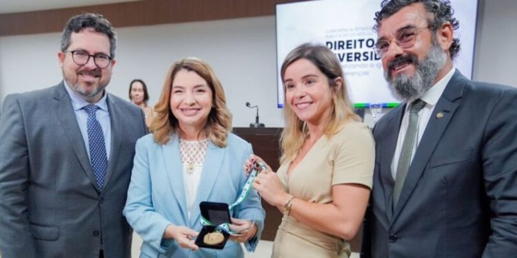 Iracema Vale é homenageada com Medalha Liberdade e profere palestra sobre presença feminina em espaços de poder