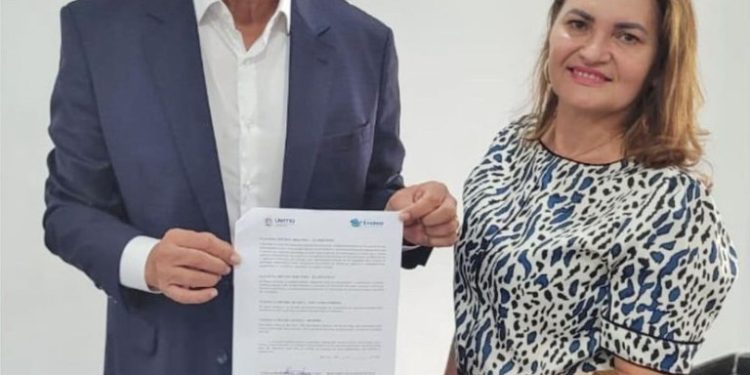 Cedral – Prefeito Fernando Cuba e secretária de Educação Eliedene, participam da assinatura do Acordo de Cooperação Técnica e Acadêmica com a UEMA, por meio do Programa Ensinar