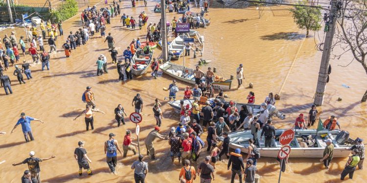 Sobe para 107 o número de mortos após enchentes que atingem o RS