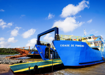 Brandão e Gilberto Lins entregam novo ferry boat