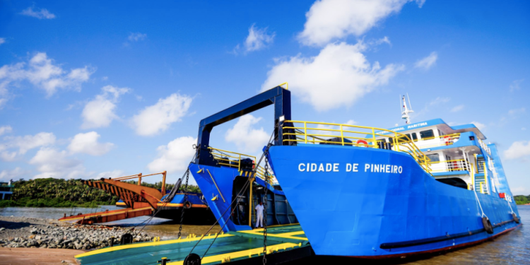 Brandão e Gilberto Lins entregam novo ferry boat