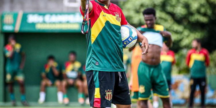 Sampaio demite técnico Zé Augusto há quatro rodadas do fim da Série C