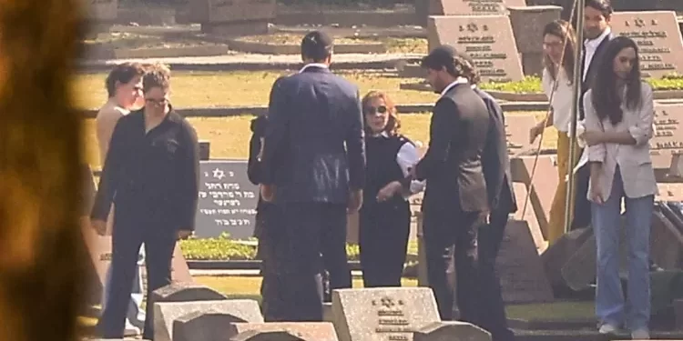 Silvio Santos, maior apresentador da TV brasileira, morre aos 93 anos em São Paulo