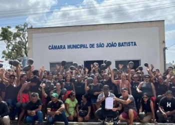 São João Batista: Servidores exonerados por determinação da Justiça fazem protesto na Câmara Municipal