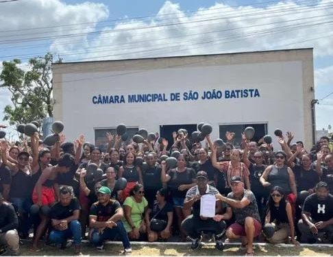São João Batista: Servidores exonerados por determinação da Justiça fazem protesto na Câmara Municipal