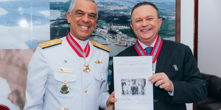 Brandão é condecorado com a mais alta comenda da Marinha do Brasil