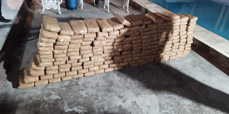 Trio é preso com 200 kg de cocaína dentro de parede, em São Luís