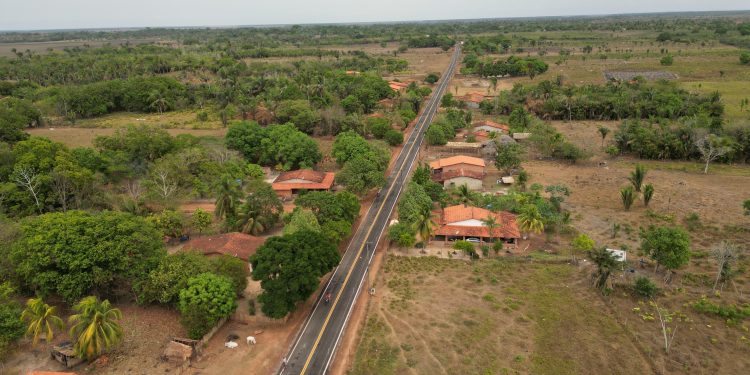 Anajatuba: Orleans Brandão entrega Estrada do Afoga