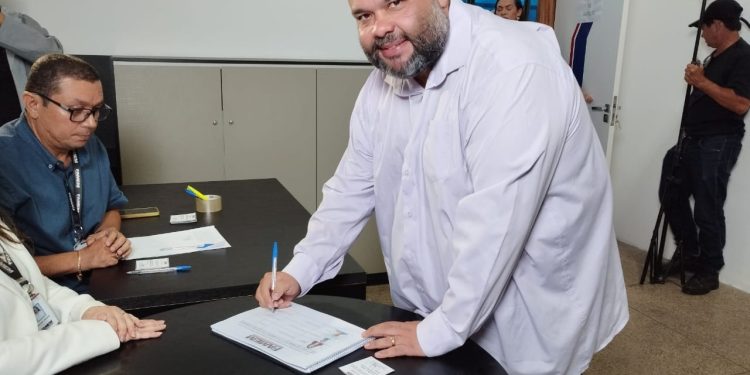 Primeira Cruz/MA: Prefeito Dr. Guilherme participa de momento histórico na FAMEM com eleição de Roberto Costa para presidência