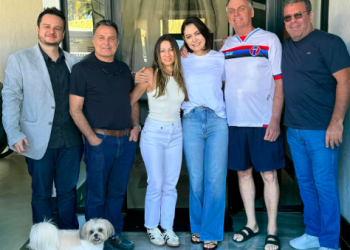 Michelle posta foto de Bolsonaro com a camisa do MAC