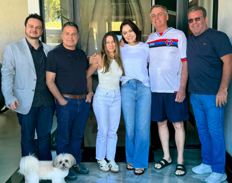 Michelle posta foto de Bolsonaro com a camisa do MAC