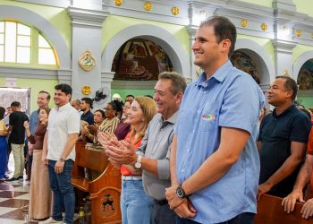 Carutapera: Orleans Brandão prestigia os 90 anos do Município ao lado da Presidente da ALEMA, Iracema Vale.