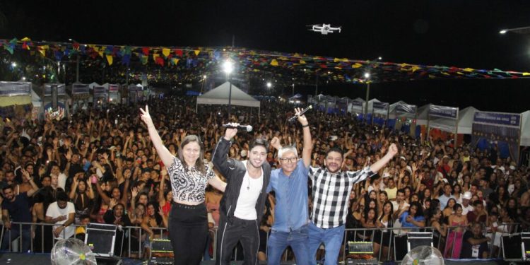 Raposa ficou pequena no último dia do São João; milhares lotaram Arraial do Pescador