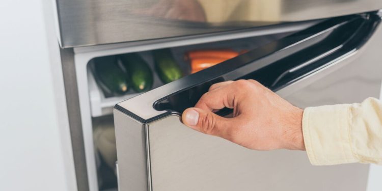 O que significa quando a geladeira faz estalos altos à noite?