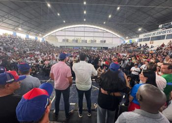 Brandão e Gentil Neto fazem entregas e anunciam ações para multidão em Caxias