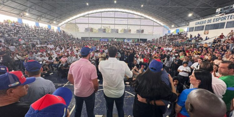 Brandão e Gentil Neto fazem entregas e anunciam ações para multidão em Caxias