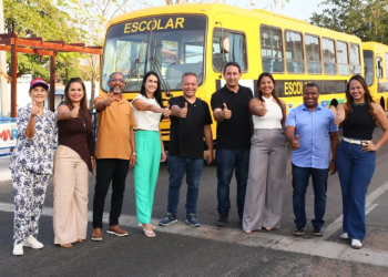 Fred Campos entrega 19 novos ônibus escolares em Paço do Lumiar