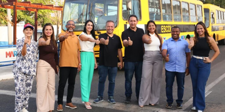 Fred Campos entrega 19 novos ônibus escolares em Paço do Lumiar
