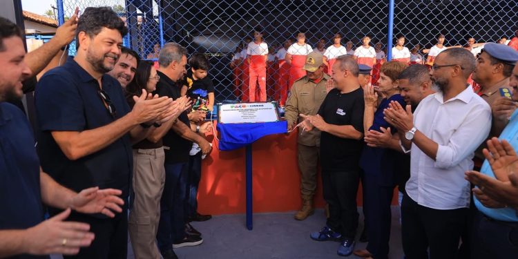 Prefeito Fred Campos entrega mais uma quadra poliesportiva em dez meses
