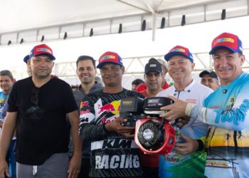Tutóia: Governador Carlos Brandão acompanha 38° edição da Regata de Canoas a Vela e a Remo com Anúncios de Obras e Ações.