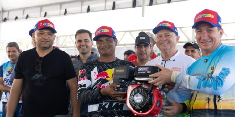 Tutóia: Governador Carlos Brandão acompanha 38° edição da Regata de Canoas a Vela e a Remo com Anúncios de Obras e Ações.