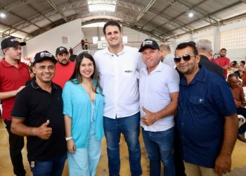 Bruna Pessoa acompanha Orleans Brandão em entrega de cartão do Maranhão Livre da Fome