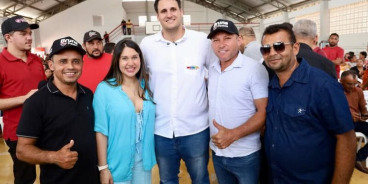 Bruna Pessoa acompanha Orleans Brandão em entrega de cartão do Maranhão Livre da Fome