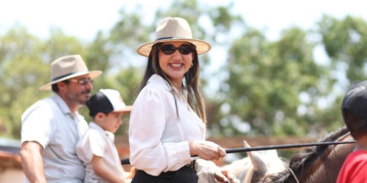 Bruna Pessoa participa de cavalgada em Santa Filomena do Maranhão distribuindo simpatia e alegria