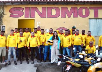Bruna Pessoa entrega novos uniformes aos mototaxistas de Presidente Dutra