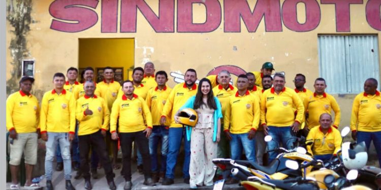 Bruna Pessoa entrega novos uniformes aos mototaxistas de Presidente Dutra