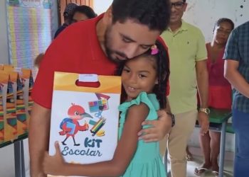 Barreirinhas: Prefeito Vinicius Vale comemora chegada de kits escolares