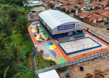 Fred Campos entrega praça e quadra poliesportiva coberta em Paço