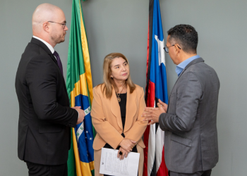 21,7%: Alema recebe projeto que estende reajuste a servidores do TCE