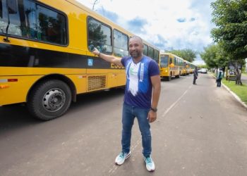 Prefeito de Bacabal entrega 10 novos ônibus escolares e inaugura escola