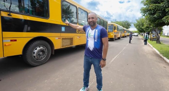 Prefeito de Bacabal entrega 10 novos ônibus escolares e inaugura escola