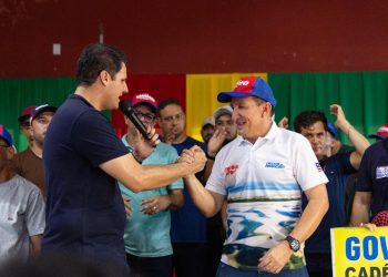 Sob forte clima de mobilização política, o pré-candidato a governador Orleans Brandão reuniu uma multidão de apoiadores e lideranças na tarde desta quarta-feira (27), em Tutóia, em uma grande demonstração de apoio ao projeto de continuidade do desenvolvimento do Maranhão. Ovacionado pelo público, Orleans defendeu um governo presente nos municípios e destacou os avanços vividos pela cidade nos últimos anos. “Eu tenho muito orgulho de fazer parte desse momento que o Maranhão está vivendo. O nosso estado voltou a crescer, voltou a gerar emprego e a olhar para quem mais precisa. E quando eu chego em Tutóia e vejo essa cidade avançando, vejo um povo esperançoso e cheio de potencial, eu tenho ainda mais certeza de que nós estamos no caminho certo”, afirmou Orleans Brandão. Durante sua fala, Orleans ressaltou que Tutóia passou a viver uma nova realidade a partir da parceria construída com o Governo do Estado, com ações voltadas para infraestrutura, desenvolvimento social e fortalecimento da economia local. “O povo sente quando o governo está presente. Sente quando os investimentos chegam, quando os municípios são respeitados e quando existe compromisso de verdade com as pessoas. Tutóia hoje vive um novo momento e isso é resultado de trabalho, parceria e presença do governo”, enfatizou. O prefeito de Tutóia, Viriato Cardoso, também destacou a importância da parceria institucional e manifestou apoio ao projeto liderado por Orleans Brandão. “Tutóia reconhece quem trabalha pelo município e quem tem compromisso com o nosso povo. Orleans representa a continuidade de um trabalho que vem transformando o Maranhão e ajudando nossa cidade a crescer, gerar oportunidades e fortalecer o turismo e a economia local”, frisou o prefeito. Um dos momentos mais marcantes da mobilização foi quando Orleans Brandão falou sobre o potencial turístico de Tutóia e defendeu investimentos voltados para geração de emprego e fortalecimento da economia local. “Quando eu conheci ainda mais as belezas de Tutóia, só uma coisa passava na minha cabeça: nós precisamos mostrar essa cidade para o mundo inteiro