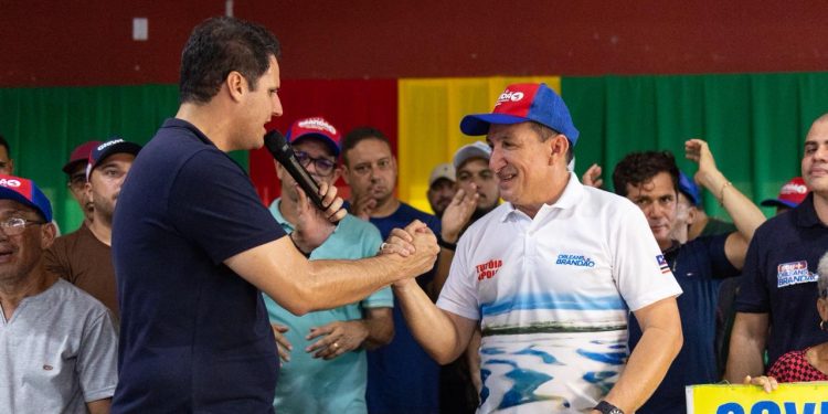 Sob forte clima de mobilização política, o pré-candidato a governador Orleans Brandão reuniu uma multidão de apoiadores e lideranças na tarde desta quarta-feira (27), em Tutóia, em uma grande demonstração de apoio ao projeto de continuidade do desenvolvimento do Maranhão. Ovacionado pelo público, Orleans defendeu um governo presente nos municípios e destacou os avanços vividos pela cidade nos últimos anos. “Eu tenho muito orgulho de fazer parte desse momento que o Maranhão está vivendo. O nosso estado voltou a crescer, voltou a gerar emprego e a olhar para quem mais precisa. E quando eu chego em Tutóia e vejo essa cidade avançando, vejo um povo esperançoso e cheio de potencial, eu tenho ainda mais certeza de que nós estamos no caminho certo”, afirmou Orleans Brandão. Durante sua fala, Orleans ressaltou que Tutóia passou a viver uma nova realidade a partir da parceria construída com o Governo do Estado, com ações voltadas para infraestrutura, desenvolvimento social e fortalecimento da economia local. “O povo sente quando o governo está presente. Sente quando os investimentos chegam, quando os municípios são respeitados e quando existe compromisso de verdade com as pessoas. Tutóia hoje vive um novo momento e isso é resultado de trabalho, parceria e presença do governo”, enfatizou. O prefeito de Tutóia, Viriato Cardoso, também destacou a importância da parceria institucional e manifestou apoio ao projeto liderado por Orleans Brandão. “Tutóia reconhece quem trabalha pelo município e quem tem compromisso com o nosso povo. Orleans representa a continuidade de um trabalho que vem transformando o Maranhão e ajudando nossa cidade a crescer, gerar oportunidades e fortalecer o turismo e a economia local”, frisou o prefeito. Um dos momentos mais marcantes da mobilização foi quando Orleans Brandão falou sobre o potencial turístico de Tutóia e defendeu investimentos voltados para geração de emprego e fortalecimento da economia local. “Quando eu conheci ainda mais as belezas de Tutóia, só uma coisa passava na minha cabeça: nós precisamos mostrar essa cidade para o mundo inteiro